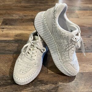 Women’s platform sneaker size 9. Universal thread Persephone. White and neutral